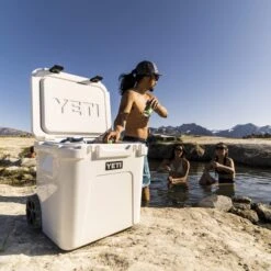 Yeti Coolers ROADIE 48 WHEELED - Kühlbox 20 Yeti Coolers ROADIE 48 WHEELED - Kühlbox -Primus Verkaufsgeschäft 5638039355 z roadie 48 wheeled yeti coolers 24